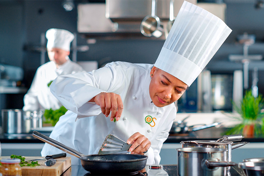 Cozinheiros e nutricionistas especializados garantindo excelência e qualidade
